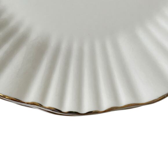 Eaton Fine Porcelain Aubrey Dinner Plates 10.5" Fluted Gold Accent Edge Set of 4 - Picture 7 of 13